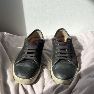 Lanvin captoe - Säljer nu mina lanvin skor då jag har tröttnat på dom, dom är bra skick förrutom under sulan som är lite trasig, dock inget som påverkar. Kan sänka pris vid snabbaffär 