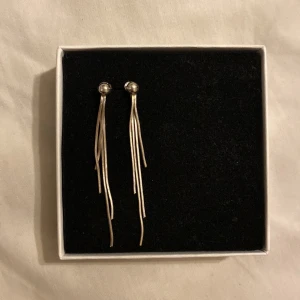 Silver örhängen - Super fina silver örhängen i äkta silver! Fyra hängande kedjor i olika längder!  Förpackning följer ej med! 