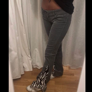 Grå jeans med zebra slits - Höftmått (rakt över)- 39cm Innersben- 82cm Inga defekter 💓 (Ni kan lägga valfritt bud💓)