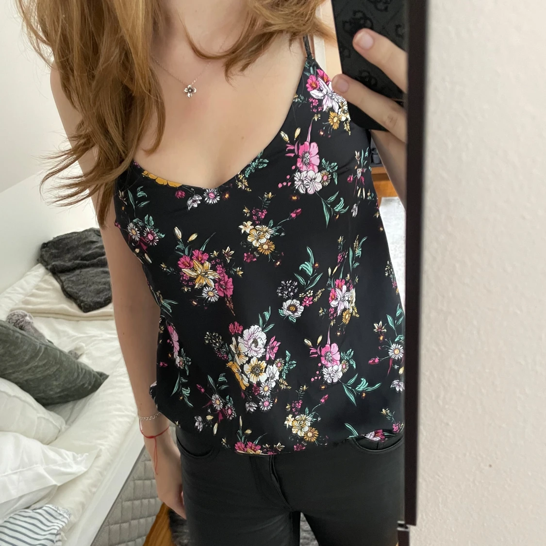 Svart blommig linnetopp