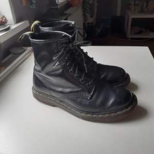 Dr Martens skor storlek 39 Mycket sliten som du kan se på bilden och det är därför jag säljer den så billigt! Skosnören på båda skorna sys ihop Var medveten om att vatten sipprar genom sprickorna i skorna