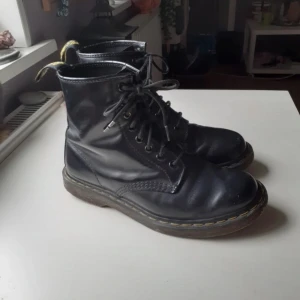 Dr Martens - Dr Martens skor storlek 39 Mycket sliten som du kan se på bilden och det är därför jag säljer den så billigt! Skosnören på båda skorna sys ihop Var medveten om att vatten sipprar genom sprickorna i skorna