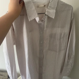 Skjorta - Säljer denna helt nya skjorta från Lager 157! Prislapp kvar! Strl S