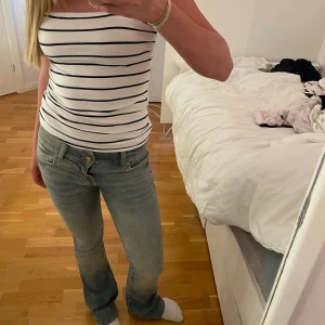 Tub topp - Jätte fin vit tub topp med svarta ränder ifrån hm använd en gång storlek 38 men passar mig som har 34/xs💕