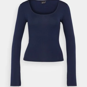 Gina tröja💙 - Säljer denna mörkblå urringade tröjan från grina tricot då den aldrig kommer till användning💙