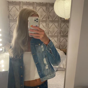  Jeansjacka  - Fin jeansjacka men vit spets på ryggen 