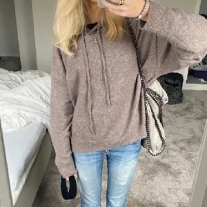 STIKAD tröja - Jätte fin stikad hoodie som är lite nopprigare än bilden därav priset❤️