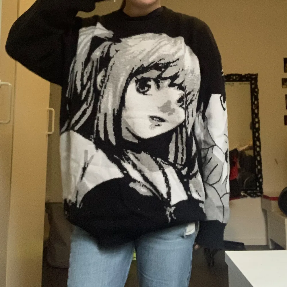 En stickad tjocktröja med Death Note motiv 🖤 Storlek M och unisex, nästa aldrig använd och i bra skick!. Tröjor & Koftor.