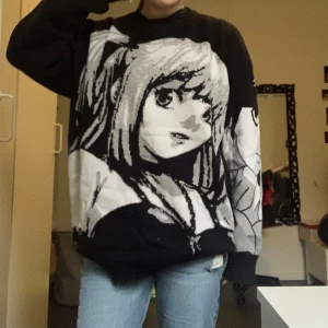 Death note stickad tjocktröja - En stickad tjocktröja med Death Note motiv 🖤 Storlek M och unisex, nästa aldrig använd och i bra skick!