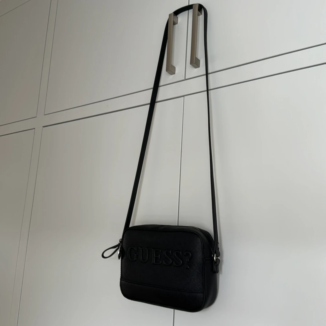 Svart axelväska från Guess