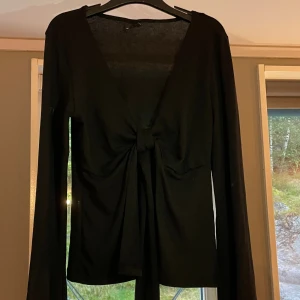 Knytt topp svart - Säljer denna knytt tröjan/toppen , om man inte vill ha den så öppen som på sista bilden kan man ha ett svart linne under🥰använt 1 gång så ny skick!