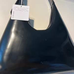 Carin Wester Handväska svart - Aldrig använd med prislapp kvar. Har dock några repor men var så när jag köpte den.   Nypris 499kr