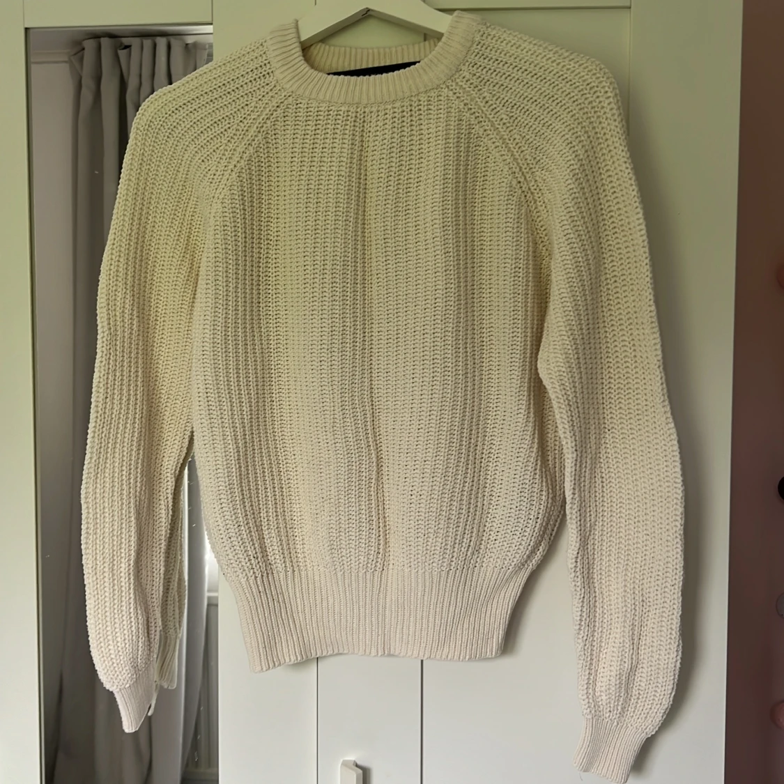 En beige stickad tröja  - 90