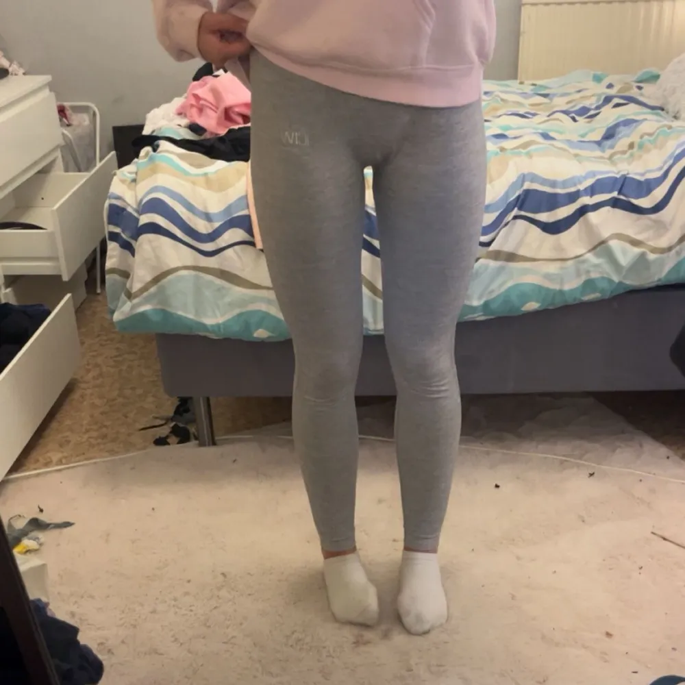 Säljer ett par gråa leggings från ICIW i storlek S. De är högmidjade och tillverkade i ett stretchigt och bekvämt material, perfekt för träning eller vardagsbruk. Leggingsen har en tight passform och är i mycket bra skick. Perfekta för gymmet eller en avslappnad dag hemma!. Jeans & Byxor.