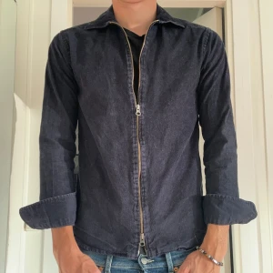 Zip skjorta  - Säljer nu en John Henric zip skjorta. Det är i Manchester material och skicket är 9/10. Storleken är 37 så ungefär S men passar M. Sitter slimmat och fräscht. Den säljs för endast 399kr. Skriv vid några frågor eller funderingar. 