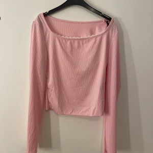 Rosa Tröja med spets - Helt ny, aldrig använd Söt Rosa tröja med spets vid halsen. Storlek : XS / 34 Säljer för 79kr , pris kan diskuteras 