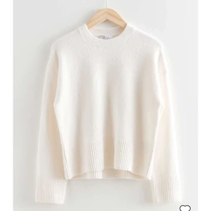 Vit stickad tröja från others stories  - Relativt välanvänd och säljer på grund av att den inte kommer till användning. Nypris 490 kr