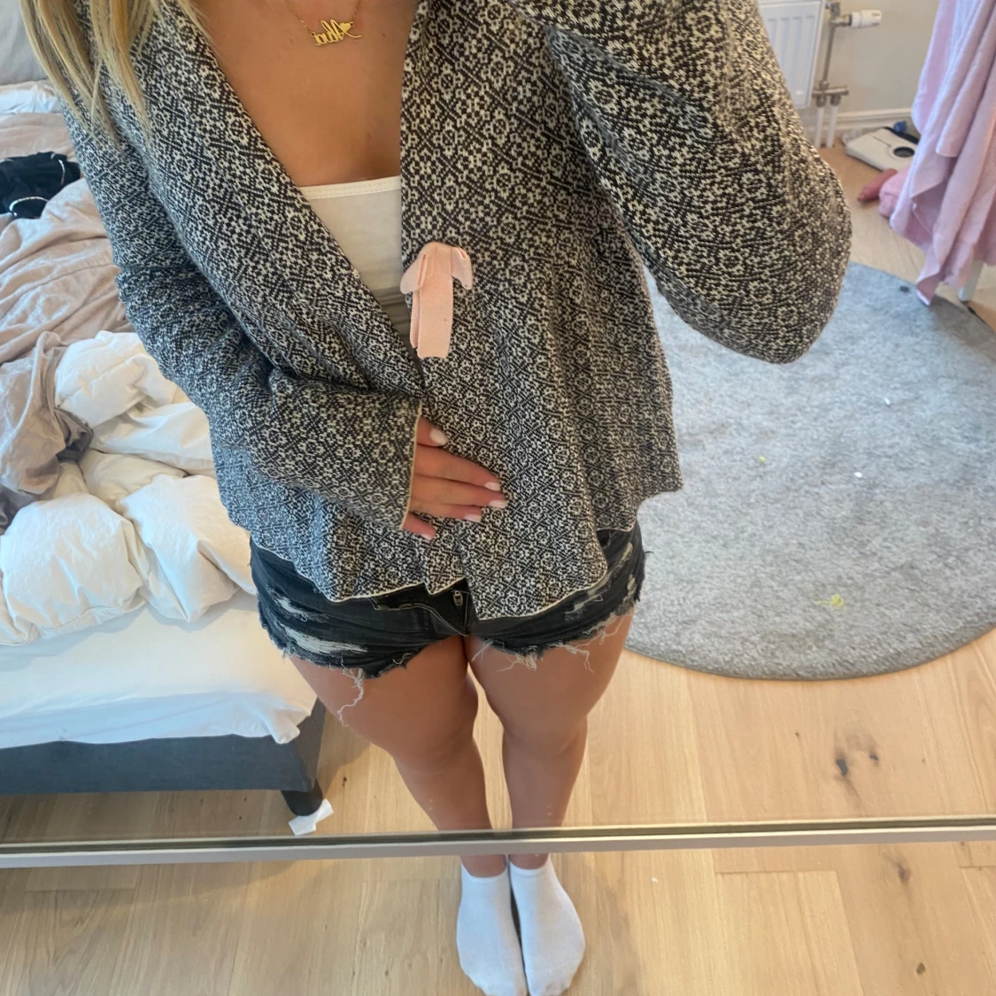 Mönstrad kofta med rosa rosett - 90