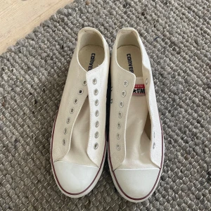 Vita Converse - Vita converse i en låg modell, aldrig använda, snören ingår inte, pris går att disskutera