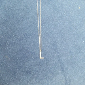 Edblad halsband med L - L halsband från edblad super fint