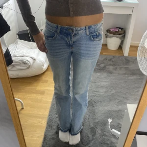 Lågmidjade jeans - Så snygga!! Jag är 175 ca å jag har sprättat upp de därnere!!