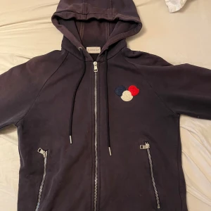 Moncler hoodie  - En helt äkta Moncler zip hoodie i storlek S, fick den av min farsa i present för några år sedan och den kostar runt 5000kr helt ny och den är ganska använd samt lite solblekt därav säljer jag tröjan billigt. Vid funderingar hör av er😀