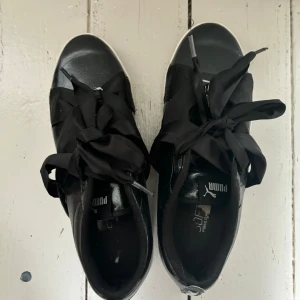 Svarta sneakers  - Supersnygga svarta sneakers från Puma har används ca 2 gånger så dom är inprincip som nya   Säljer för att jag inte fått någon mer användning för dom 