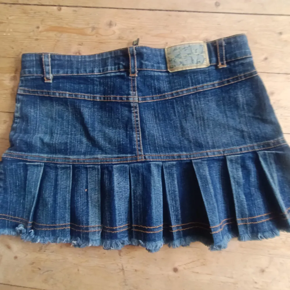 En sjukt söt jeanskjol som jag köpt second hand för några år sen men fortfarande aldrig använt. Lite oklart med storlek de står L men jag e typ xs/s å den sitter bara lite löst på mig men den är åxå rätt stretchig så kan nog passa lite större åxå. Kjolar.