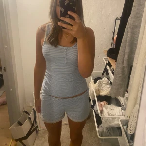 Pyjamas set  - Säljer detta gulliga pyjamas set. Skriv privat för fler bilder eller för pris diskotioner. 💕