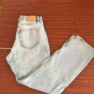 Zara jeans - Säljer dessa Zara jeans storlek EUR 40. Använt en säsong, skick 8/10. Säljer denna eftersom den är för liten för mig.