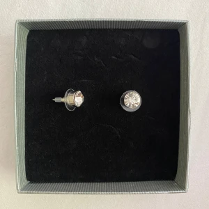 Örhänge - Diamantörhänge. Aldrig använda.