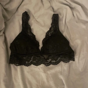 Svart spets bralette - Säljer en snygg svart spets bh. 