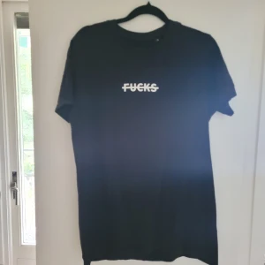 Tshirt FUCKS Maria Skäringer turne, stl.S - Tshirt No more fucks Maria Skäriget Oanvänd stl.s, bomull, svart