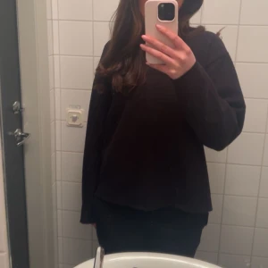 svart stickad tröja - snygg tröja från zara, knappt använd💕M men sitter så på mig med S