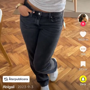 Hm raka jeans - Raka jeans från hm i storlek 36, lite små i storleken och använda endast fåtal gånger så i fint skick! 