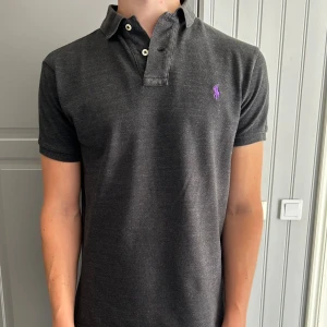 Ralph lauren pike - Säljer en Ralph lauren pike med väldigt bra skick inga defekter. Nypris runt 1200. Hör av dig vid funderingar!! 