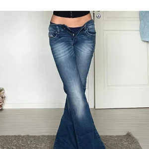 SUPER snygga Disel jeans   - Dessa snygga lågmidjade bootcut jeans från disel. Jensen är köpta på Plick och bilderna är lånade av tjejen ja köpte av. Dem är tyvärr för små i midjan för mig. Men längden passar mig som är 172cm. Midjemått= 35cm rakt över, innerbenslängden är 80cm 