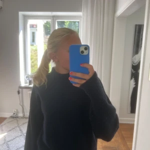 Mörkblå stickad Other stories tröja - Bra skick, väldigt skön och basic. Passar till mycket. Perfekt stickad på vintern men även att dra på sig en sommarkväll 😊