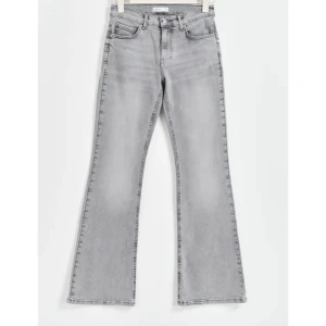 Gina Tricot low waist jeans - Säljer ett par helt nya low waist petite jeans från Gina Tricot. Säljer då ja ångra mitt köp men har tagit bort etiketterna från plagget och då ej går att returnera. Passar nån som är Max 156 cm lång. Storlek 34. 