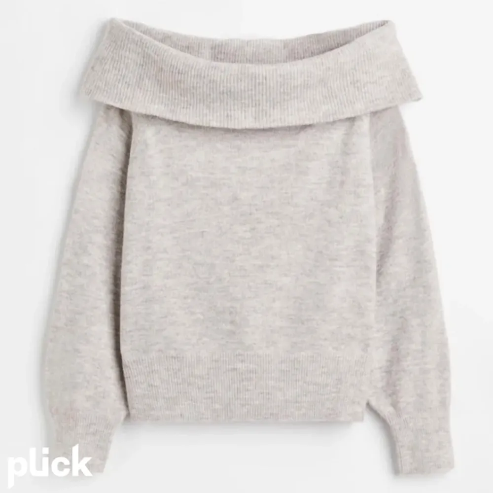 Snygg och trendig off shoulder tröja, säljer då den inte kommit till användning, bra skick💕. Tröjor & Koftor.
