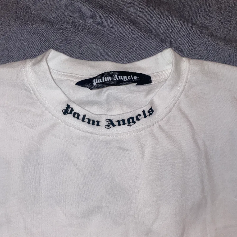 Säljer den då den var mycket mer baggy än vad jag trodde att den skulle vara. Den är i storlek m och om man villa att den ska sitta typ som en vanlig t-shirt är den som en L/XL men om man gillar baggy är denna perfekt.. T-paidat.