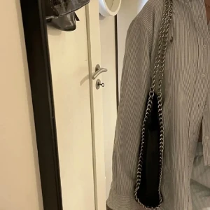 Tiamo väska  - Säljer min stora Tiamo väska då den inte kommer till lika mycket användning längre. Super fint skick och har inga defekter. Perfekt till skolan då man får plats med dator, skolböcker osv.