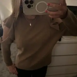 cool stickad tröja med hål vid armarna 💕 från zara, bra skick 💕💕