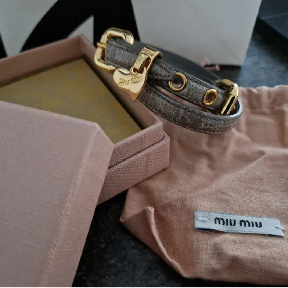 (Prada) Miumiu armband, jättefint. Slutsålt. Inköpt på vestiaire collective. Double, greige skinn med gulddetaljer.. Accessoarer.