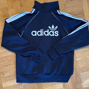 Adidaströja 90s retrotröja - Från 00/90-talet verkar det som enligt lappen. Kanonskick.