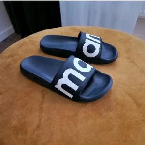 Isabel Marant  - Isabel Marant howee slippers  Superfina sparsamt använda slippers. Slutsålda. Strl 36 (passar mig som pendlar mellan 36-37).