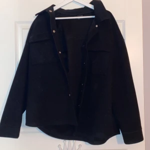 Kappa  - Tunn kappa från Gina, inte så mycket använd men lite grann men inget som märks! Katt i hemmet men kan tvätta inna jag skickar! 