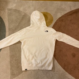 North Face Hoodie  - Samlar bara damm just nu så den ryker. Nästan oanvänd, inga defekter. Skriv om du har några frågor/ vill diskutera pris🤙
