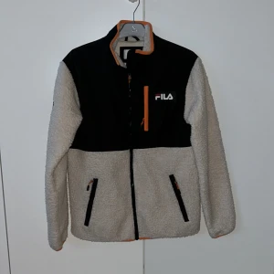 Fila teddy fleece  - Säljer denna sköna Fila teddy fleecen. Storlek xs. Den är i begagnat skick men inga skador. Hör av er för fler frågor:)