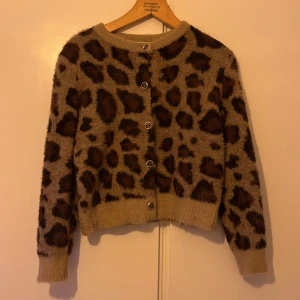 Zara leopard kofta - Säljer nu denna super populär leopard kofta från zara som är helt slutsåld. Använd 1 gång. Nypris 499kr, mitt pris 149kr men kan diskuteras!❤️